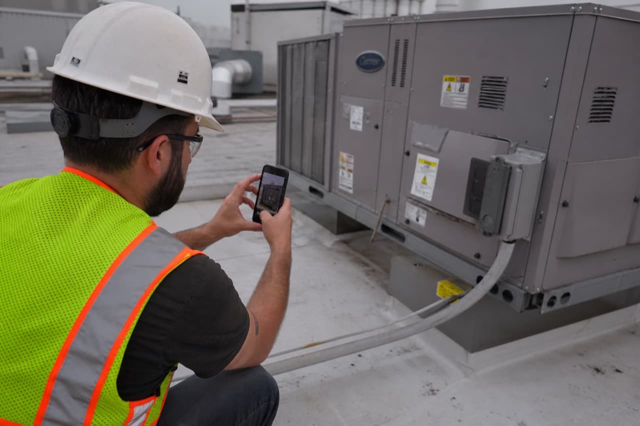 How to build a field service mobile app in 2026 (voice notes, photos, AI reports)