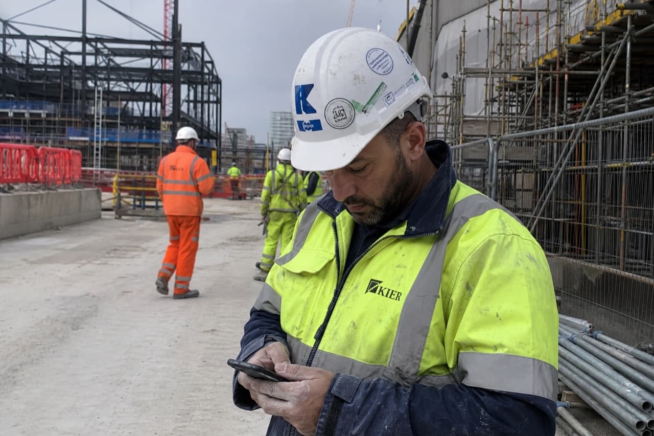 How to sync field crews and office in real time (without Slack or WhatsApp chaos)